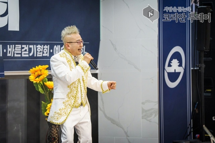 [코리안투데이] 드레스 입는 남자의 당당한 고백, 장애를 넘어 노래로 세상과 소통하다 © 김현수 기자