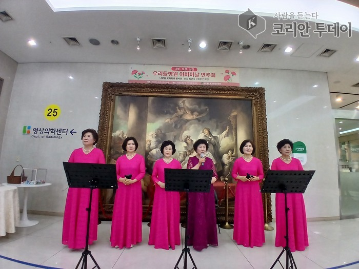 [코리안투데이] 오카리나의 맑은 선율로 전하는 효심, 나모섬 봉사단의 따뜻한 나눔과 치유의 시간 © 김현수 기자