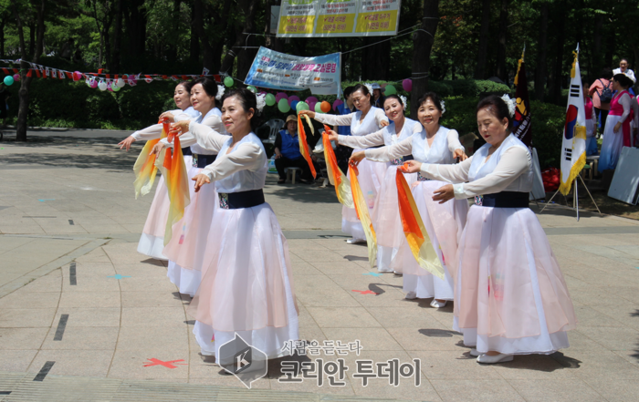 [韩国今日] 波斯菊艺术团舞蹈《阳山道》 © 朴秀珍 记者