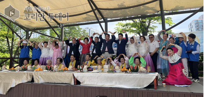 [코리안투데이] (사진) 어르신들과 오정환, 중국동포연합중앙회 임원진들과의 기념촬영 © 박수진 기자