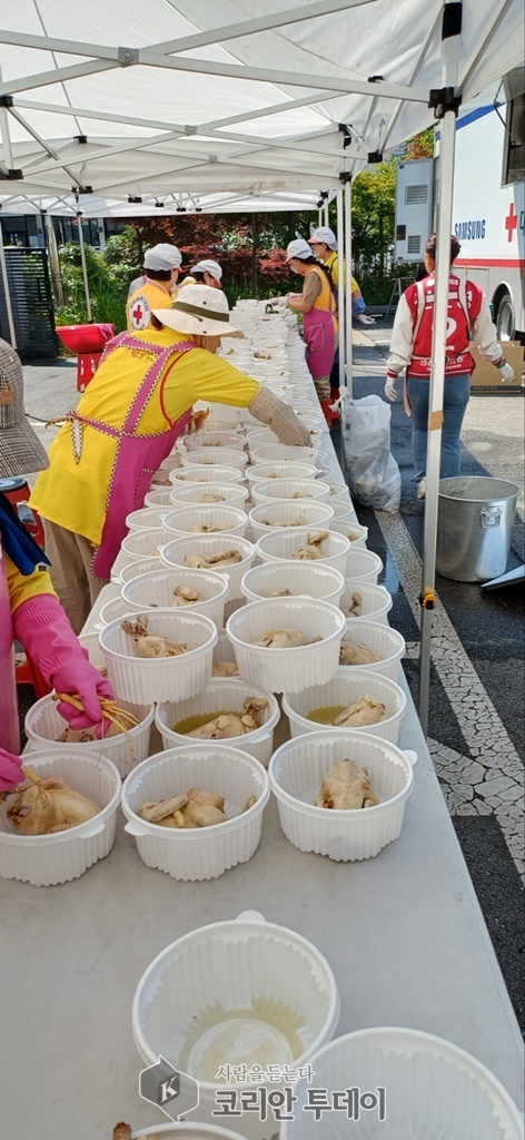 ▲ 호원1동 적십자봉사회, 5년째 이어온 삼계탕 나눔 실천 © 안종룡 기자