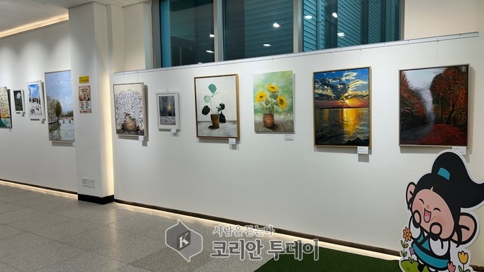 Singok 1-dong, Ausstellung vun Wierker vun de Awunner am Mee am gemeinsame Raum 'Maju Swimteo'