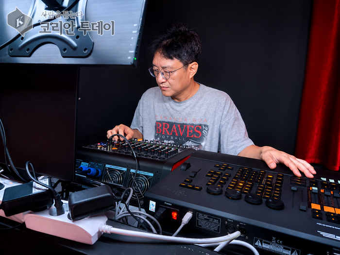 Kim Jae-hyeon, Inhaltsproduzent, deen mat 20 Joer Regiserfahrung d'Kino an d'Bühn verbënnt