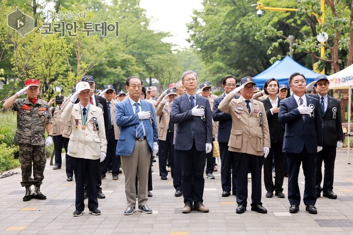 [코리안투데이] (사진) 지난해 구로거리공원 참전유공자 기념비에서 열린 추념식에서 장인홍 구로구청장(앞줄 가운데)과 보훈단체 관계자들이 국기에 대한 경례를 하고 있다.© 박수진 기자