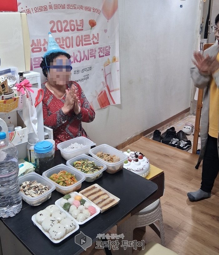 ▲ 송산2동, 생일 축하 담은 ‘한끼똑(knock)시락’으로 어르신게 웃음과 온기 전해 © 안종룡 기자