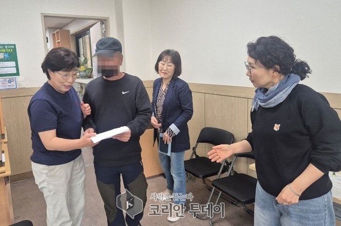 ▲ 송산2동 자생단체, ‘고유가 피해지원금’ 신청 안내 봉사활동 앞장 © 안종룡 기자