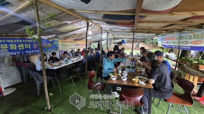 La granja Cheongsihoe posa en marxa el mercat solidari de dissabte i el «Cheonwone Seolleim»: s'estén l'alimentació saludable i una cultura comunitària càlida
