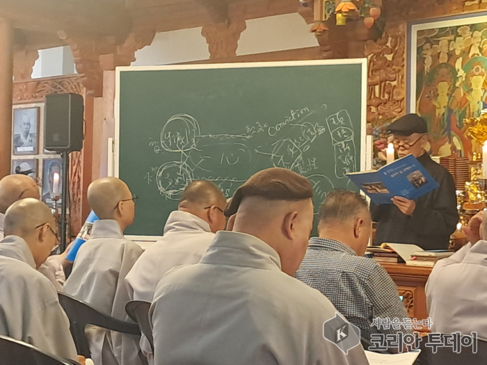 دول کیم یونگاُک: «نیم» منهه در هوئهاوم بیحد و مرز گشوده است و جوهره زمانه «میهن» است