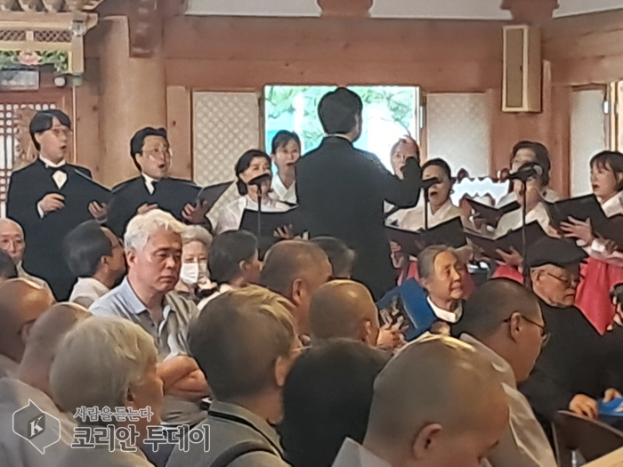[코리안투데이] 양산 홍룡사 해조음 합창단이 축하의 노래를 하고 있는 모습 ⓒ 박찬두 기자