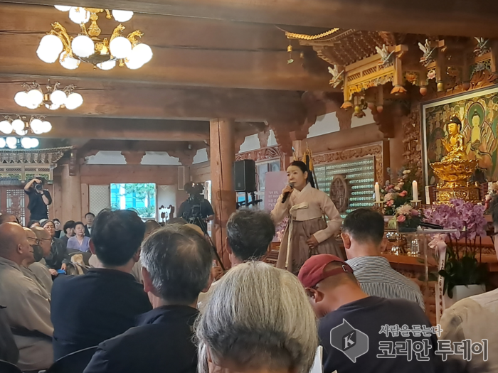[코리안투데이] 만해시 중 “당신을 보았습니다”, “사랑하는 까닭”을 낭송하는 공혜경의 모습 ⓒ 박찬두 기자