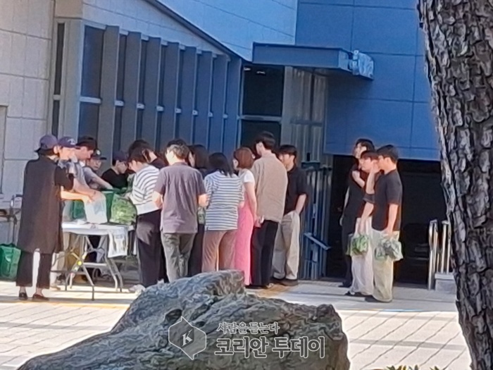 [코리안투데이] 청시회 농장과 하남호국봉사회에서 하남시청 청사 앞에서 퇴근하는 공무원들을 대상으로 유기농 상추 나눔행사를 하고 있는 모습 © 백남창희 기자