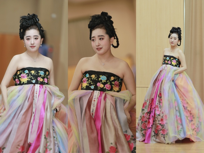 Jeong Eun-bi llueix una elegant bellesa al 'Mugunghan Fashion Show' juntament amb la dissenyadora Kim Jeong-a