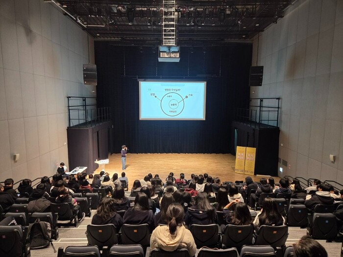 [코리안투데이] (사진) 지난해 개최된 ‘촉촉콘서트’ 1부 행사에서 서울대학교 멘토가 학생들을 대상으로 진로 강연을 하고 있다. © 박수진 기자