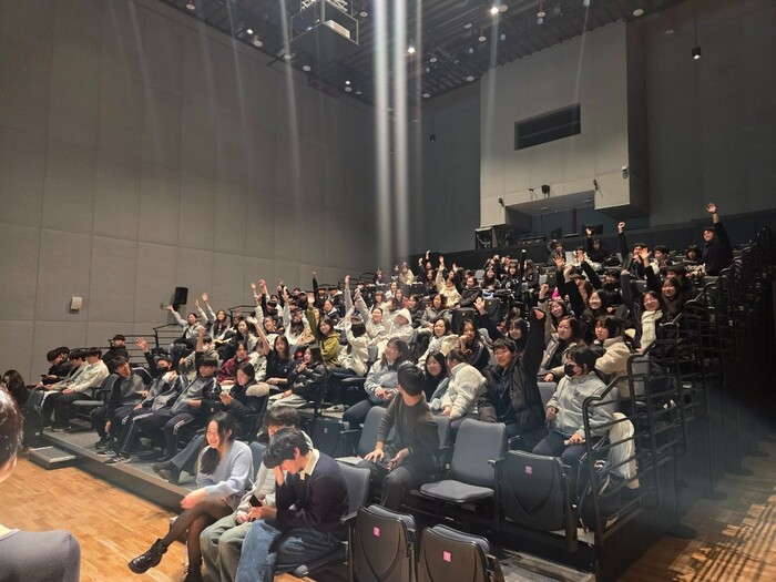 [코리안투데이] (사진) 지난해 개최된 ‘촉촉콘서트’ 질의응답(Q&A) 시간에 학생 참가자들이 질문을 하기 위해 손을 들고 있다. © 박수진 기자
