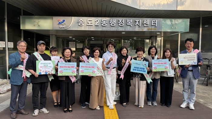Songdo 2(i)-dong Komitesi, sosyal destekten yararlanamayanları bulmak için sokak sokak dolaşıyor