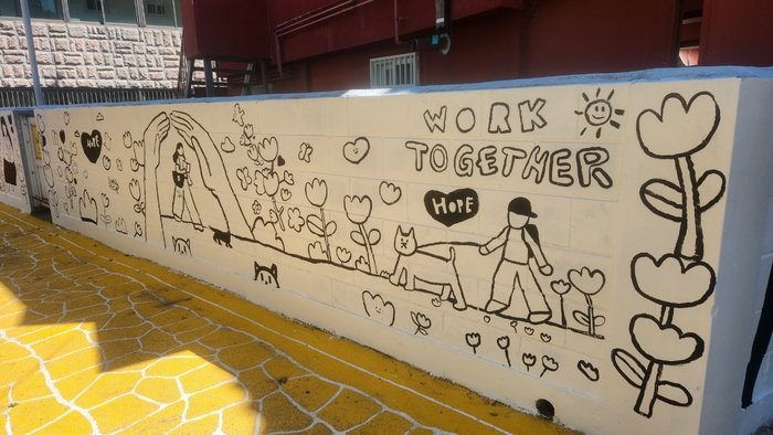 [코리안투데이] 새 벽화 도색에 참여한 학교밖청소년 © 김미희 기자