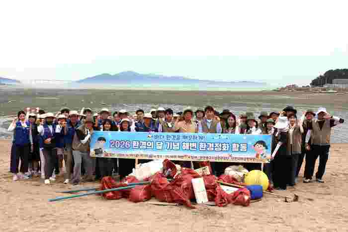Incheon Jung-gu Tesis Yönetimi Kurumu, Seonnyeobawi Plajı'nda 250 kg deniz çöpü topladı
