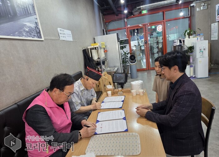 [The Korean Today] Lễ ký kết thỏa thuận hợp tác sẻ chia bữa ăn cho nhóm yếu thế giữa Sumuntong Jjamppong và Hội đồng Bảo đảm An sinh Xã hội Khu vực ph