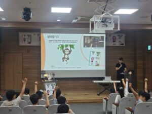 책 읽고 노래까지…강화도서관 ‘김신 작가와의 만남’