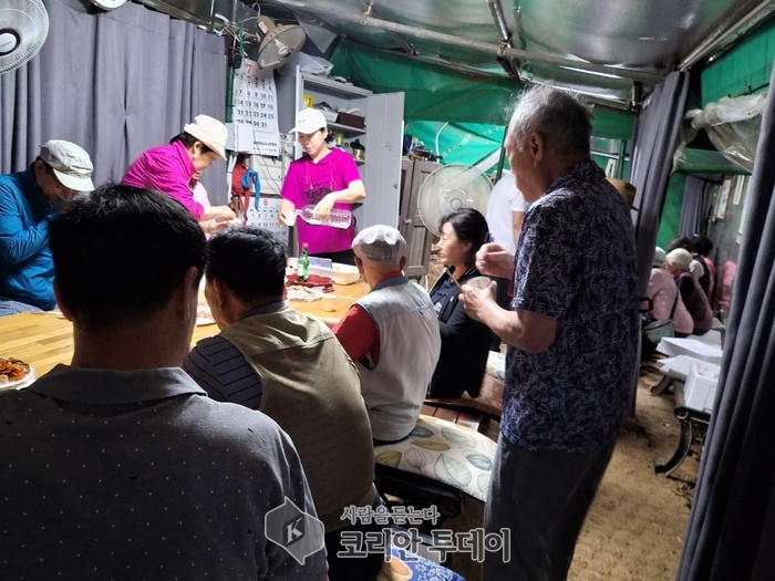 [코리안투데이] 환경정화 후 말바위카페에서 이영자 부회장이 준비한 다과로 아침을 여는 덕풍골 시민들 모습 © 백창희 기자