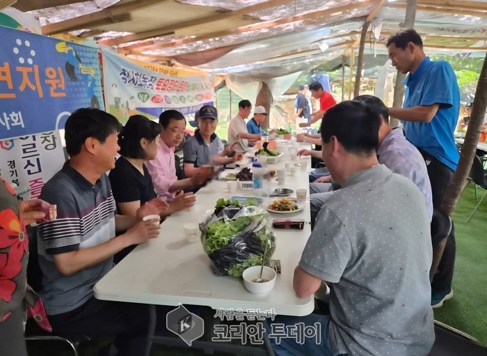 [코리안투데이] 덕풍골지킴회, 이현재 시장과 함께 환경정화부터 민원 청취, 천원의 설레임 조식 나눔으로 지역공동체 실천 모습 © 백창희 기자