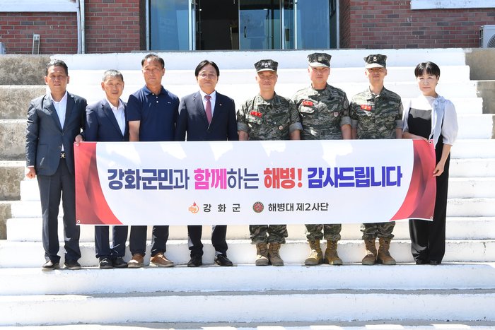 Il-kap tal-kontea ta' Ganghwa-gun, Park Yongcheol, iżur il-5 Brigata li għenet lill-bdiewa