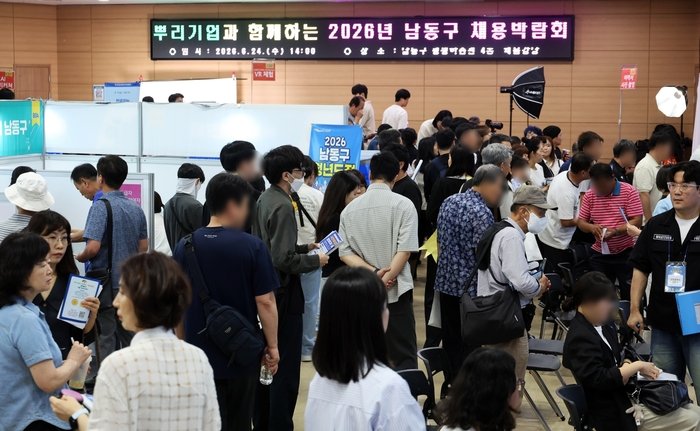 행사장에 마련된 AI 기반 4족 보행 로봇(Go2) 시연 및 직접 조작 체험 프로그램 운영 모습