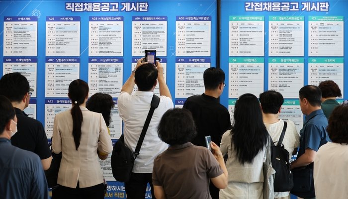 부대행사관에서 구직자들이 이력서 사진 촬영 서비스를 이용하는 모습