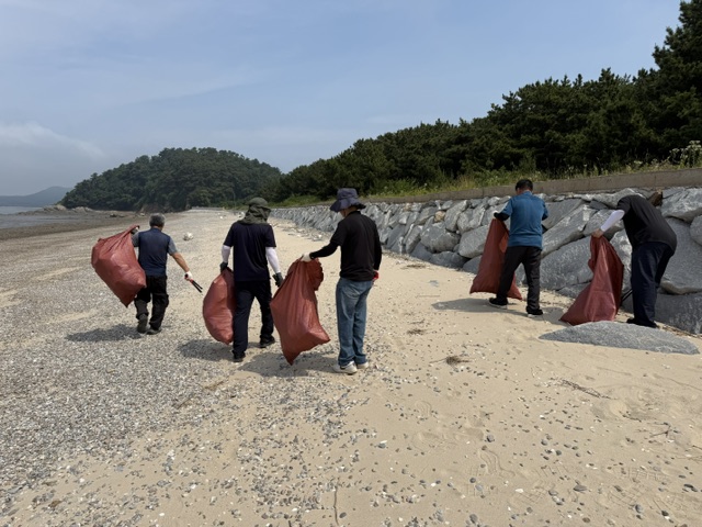 Dorfvorsteher von Seodo-myeon säubern Daebinchang-Strand auf Jumundo