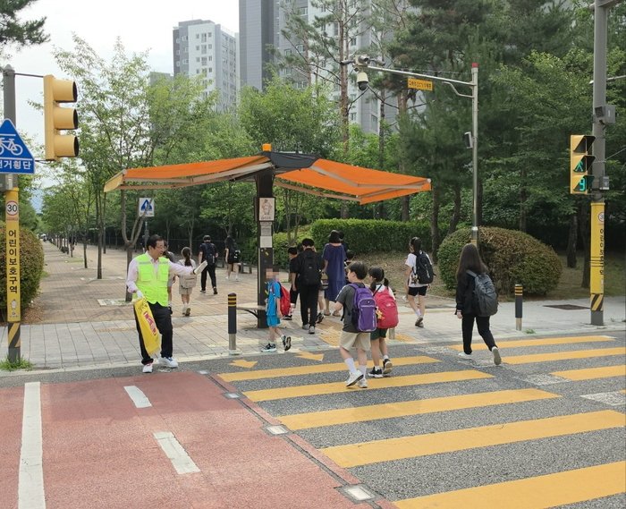 [코리안투데이] 미사초등학교 인근 어린이 등교길 인사 © 백창희 기자
