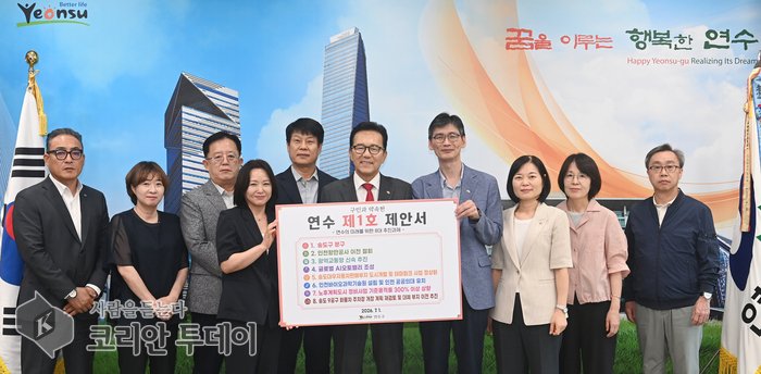 [The Korean Today] 延寿区第1号提案書を手に仁川市へ向かう李在鎬・延寿区庁長 © キム・ミヒ記者