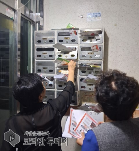 [코리안투데이] 복원주택 일대 생활 쓰레기 배출 교육 © 김미희 기자