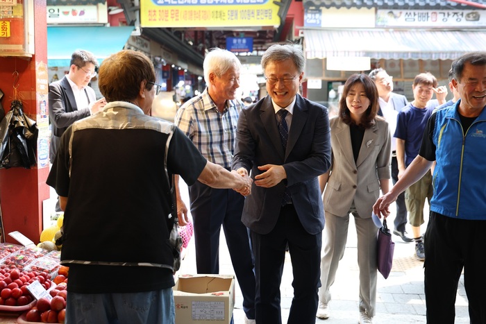 [코리안투데이] (사진) 장인홍 구로구청장이 1일 전통시장을 찾아 상인들과 인사를 나누며 현장 의견을 청취하고 있다. © 박수진 기자