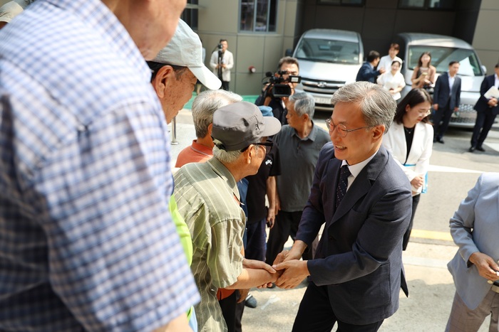 [코리안투데이] (사진) 장인홍 구로구청장이 1일 관내 경로당을 방문해 어르신들과 인사를 나누고 있다. © 박수진 기자