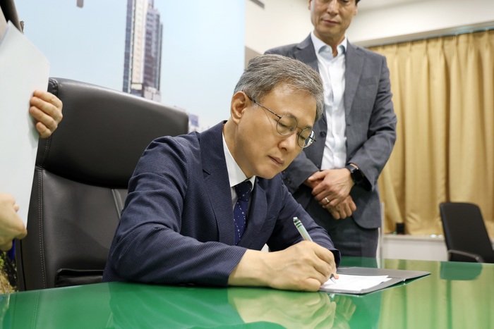[코리안투데이] (사진) 장인홍 구로구청장이 민선 9기 첫 공식 결재로 ‘2026년 구로사랑상품권 확대 발행계획’에 서명하고 있다. © 박수진 기자