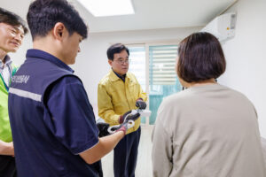 강서구, 폭염 대비 홀몸어르신 등 취약계층 400가구 방문…한국전기안전공사와 여름철 전기 안전점검 실시