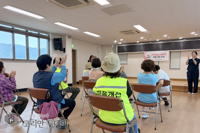 [The Korean Today] 长峰岛居民参与肌力强化运动的情景 © 金美姬记者