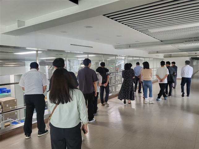 [코리안투데이] 기업 생산 현장 견학 중인 청년 구직자들 © 이선영 기자