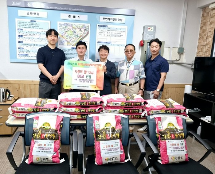 연수구 관계자들이 화물차주차장 주변 도로에서 불법 주·정차 차량을 단속하고 있다.