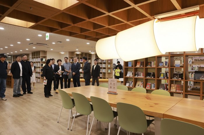 [코리안투데이] (사진) 장인홍 구로구청장이 구로천왕도서관 시설을 둘러보고 있다. © 박수진 기자