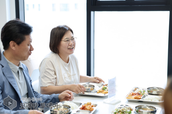 [코리안투데이] 직원들과 점심 식사 함께한 손화정 영종구청장 © 김미희 기자