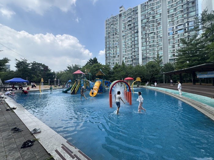 송도3동지역사회보장협의체 위원들과 관계자들이 현판식에서 기념촬영을 하고 있다.