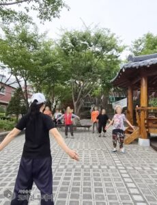 주안7동, 이른 아침 쉼터에 모여 체조…’기운이 팡팡’ 건강 나눔