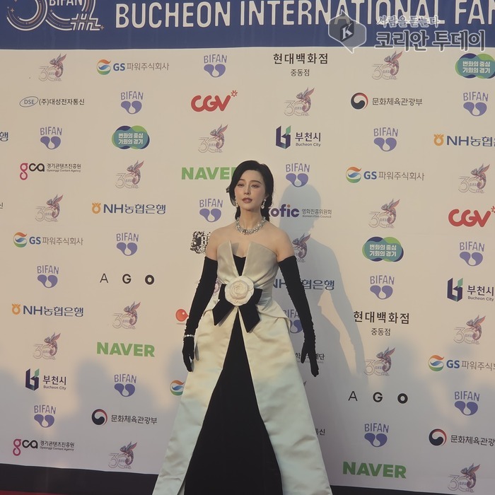 Fan Bingbing přitáhla pozornost na červeném koberci při zahájení BIFAN 2026 v Bucheonu