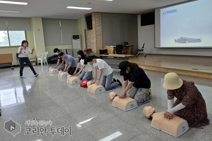 [코리안투데이] 자동심장충격기(AED) 사용법 실습 © 김미희 기자