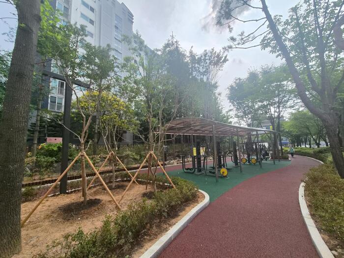지붕형 파고라 운동기구가 설치된 녹지 쉼터
