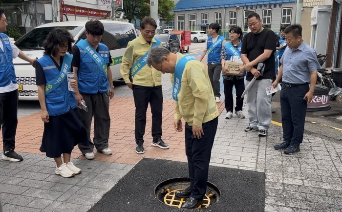 [코리안투데이] (사진) 장인홍 구로구청장이 맨홀추락방지망 위에 올라가 시설을 점검하고 있다. © 박수진 기자