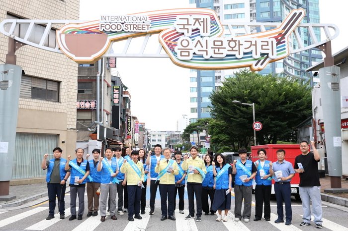 [코리안투데이] (사진) 빗물받이 청소 및 풍수해 예방 캠페인 단체사진 © 박수진 기자