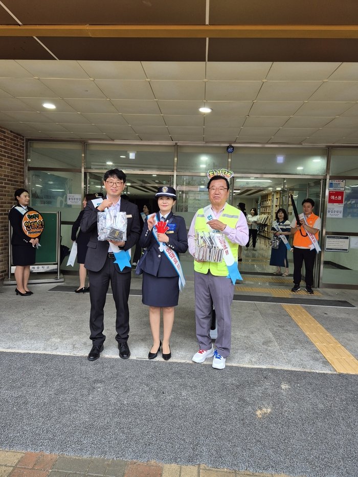 [코리안투데이] 등굣길 학교폭력 예방 활동 © 백창희 기자