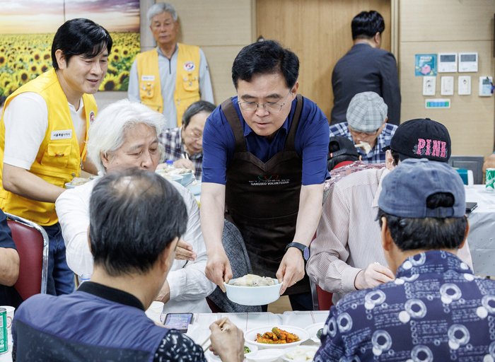 [코리안투데이] 삼계탕 나눔행사 배식 봉사 © 송정숙 기자